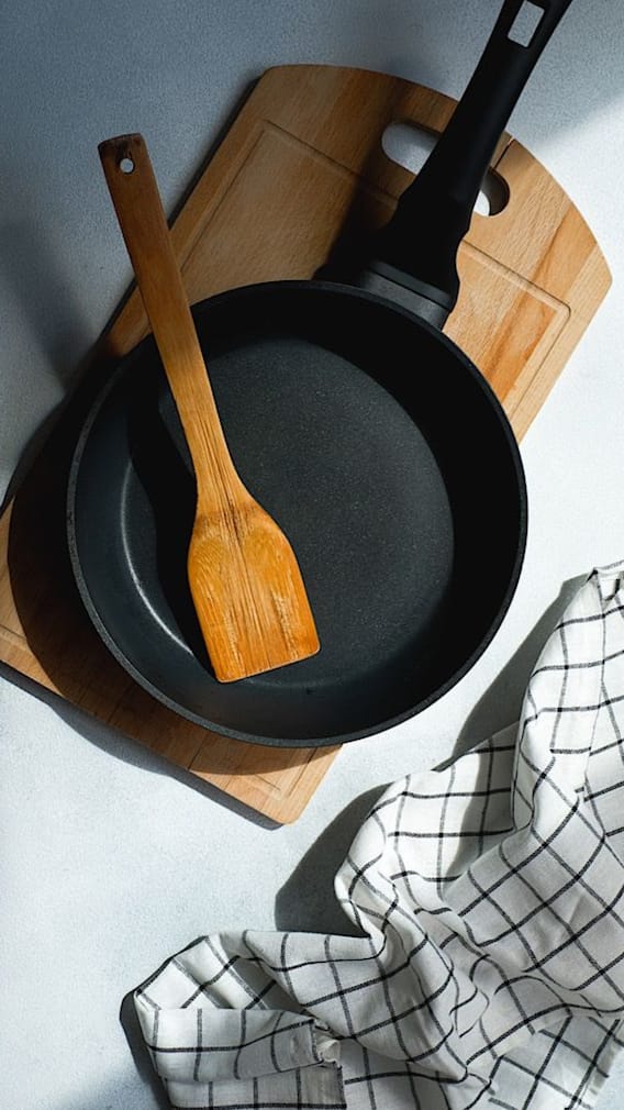 ஆத்தி... இரும்பு கடாயில் இந்த காய்கறிகளை சமைத்தால் ஆபத்தா?