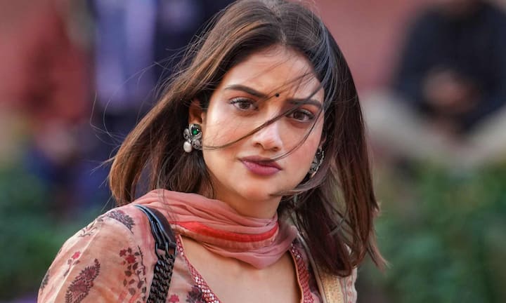 बंगाली फिल्म इंडस्ट्री की फेमस एक्ट्रेस नुसरत जहां ने 2019 में बशीरहाट सीट से लोकसभा चुनाव जीत कर राजनीति में एंट्री की थी. तृणमूल कांग्रेस के सांसद रह चुकी नुसरत अपनी फिल्मों के साथ-साथ पर्सनल लाइफ और बेबाक अंदाज को लेकर भी चर्चा में रही. मिस कोलकाता का खिताब जीत चुकी नुसरत ने कम उम्र में राजनीति में अपनी जगह बनाई.