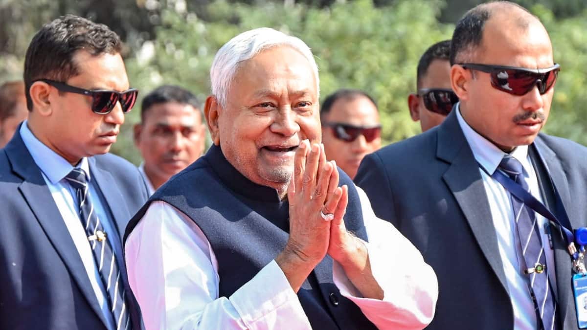 हिजाब विवाद के बाद महिला डॉक्टर ने छोड़ा बिहार, कोलकाता जानें की खबरों पर गरमाई राजनीति