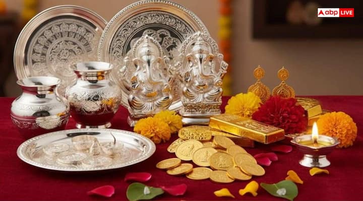 पूजा में आप यदि चांदी, पीतल या तांबे आदि के पात्रों का प्रयोग करते हैं तो इसे फिर से इस्तेमाल कर सकते हैं. इसी प्रकार भगवान की मूर्ति, घंटी, शंख, मंत्र जाप की माला, शंख, आसन जैसी स्थायी चीजों का प्रयोग भी दोबारा से किया जा सकता है.