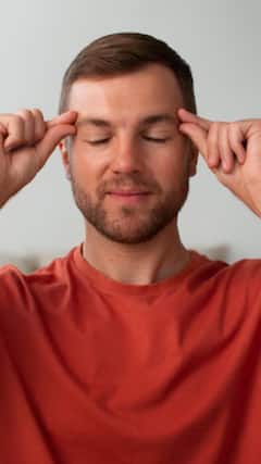 आंखों को आराम देने के लिए रोज करें ये एक्सरसाइज