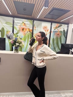 प्रियंका चोपड़ा की भाभी की 10 तस्वीरें, बिकिनी पहन रेत पर लेट-लेटकर दिए पोज, वायरल हो रहीं तस्वीरें