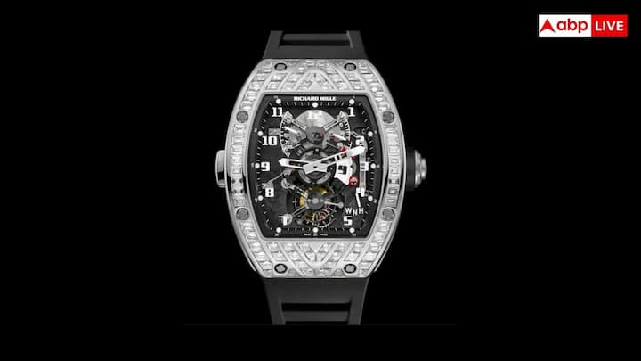 जो चीज इस घड़ी को काफी अलग बनाती है वह इसकी दुर्लभता. रिचर्ड मिल ने इस एशिया एडिशन की दुनिया भर में सिर्फ 12 यूनिट ही बनाई हैं. एक बार बिक जाने के बाद ये घड़ियां दोबारा कभी बाजार में नहीं बेची जाती. इनकी कमी ही समय के साथ इनकी कीमत को बढ़ा देती है. यही वजह है कि यह घड़ी एक लग्जरी चीज और एक लॉन्ग टर्म एसेट दोनों बन जाती है.