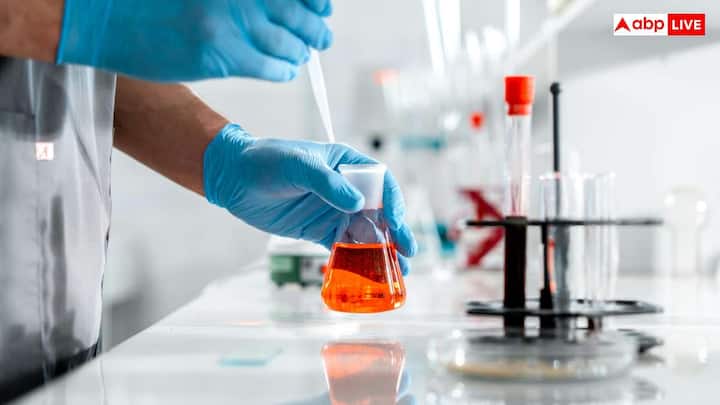 इस तकनीक के माध्यम से वैज्ञानिक आपके यूरिन में मौजूद microRNA नाम के बेहद छोटे जैविक संकेतों की जांच करते हैं. ये microRNA extracellular vesicles नाम की छोटी-छोटी सुरक्षा परतों में मौजूद रहते हैं. यही संकेत हमारे शरीर में उम्र बढ़ने की प्रक्रिया से जुड़े होते हैं.