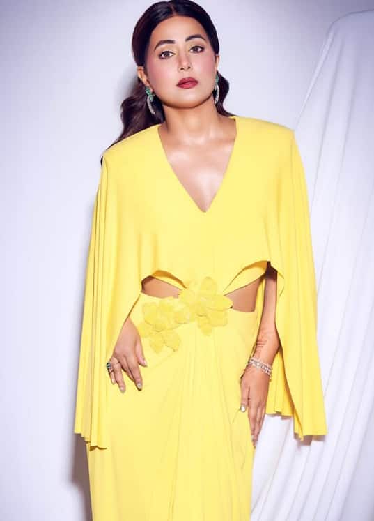 हिना खान कूल टोन वाले डेनिम को-ऑर्ड सेट में बेहद स्टाइलिश लग रही हैं, जो सबका ध्यान खींच रहा है. क्रॉप टॉप और फिटेड स्कर्ट में टेक्सचर्ड डिटेलिंग है, जो आउटफिट को मॉडर्न और क्लासी लुक देती है. स्टेटमेंट हील्स और सॉफ्ट ग्लैम मेकअप के साथ, यह लुक 2026 में स्टाइलिश एंट्री के लिए परफेक्ट है.