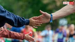 Handshake History: कब शुरू हुई थी हाथ मिलाने की परंपरा, किसने सबसे पहले मिलाया था हाथ?