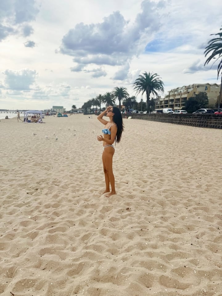 फोटोज में एक्ट्रेस अलग-अलग लुक में नजर आ रही हैं. लेकिन उनके बिकिनी लुक ने हर किसी का ध्यान खींच लिया है.