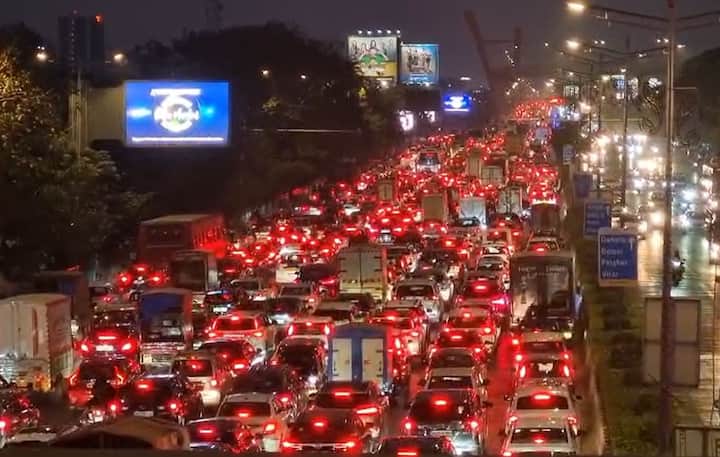 मुंबईच्या पश्चिम द्रुतगती महामार्गावर मोठी वाहतूक कोंडी झाल्याचे चित्र पाहा.ला मिळत आहे.