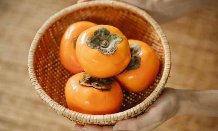 परसिमन फल में मौजूद फाइबर, पोटेशियम और कोलेस्ट्रॉल कम करने वाले तत्व दिल को हेल्दी रखने में मदद करते हैं. इसका घुलनशील फाइबर खराब कोलेस्ट्रॉल को शरीर से बाहर निकालने में मददगार होता है. वहीं पोटेशियम ब्लड प्रेशर को कंट्रोल रखने में मदद करता है.