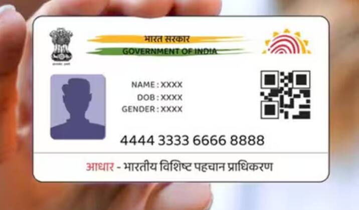 UIDAI के दिशानिर्देशों के अनुसार, बच्चों के बायोमेट्रिक्स 15 वर्ष की आयु तक पूरी तरह विकसित हो जाते हैं। इसलिए, इस आयु में उनके फिंगरप्रिंट, आइरिस स्कैन और फोटो को फिर से अपडेट कराना आवश्यक है। यह अपडेट 15 से 17 वर्ष की आयु के बीच कराया जा सकता है और वर्तमान में यह पूरी तरह से निःशुल्क है।