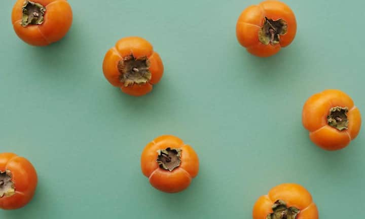 परसिमन फल में बीटा कैरोटीन, फ्लेवोनॉयड्स और टैनिन जैसे शक्तिशाली एंटीऑक्सीडेंट पाए जाते हैं. यह शरीर में फ्री रेडिकल्स से होने वाले नुकसान को कम करने में मदद करते हैं. इससे एजिंग, दिल की बीमारियों और सूजन का खतरा घट सकता है. वहीं रिसर्च बताती है कि परसिमन फल के सेवन से शरीर में एंटीऑक्सीडेंट लेवल बढ़ता है.