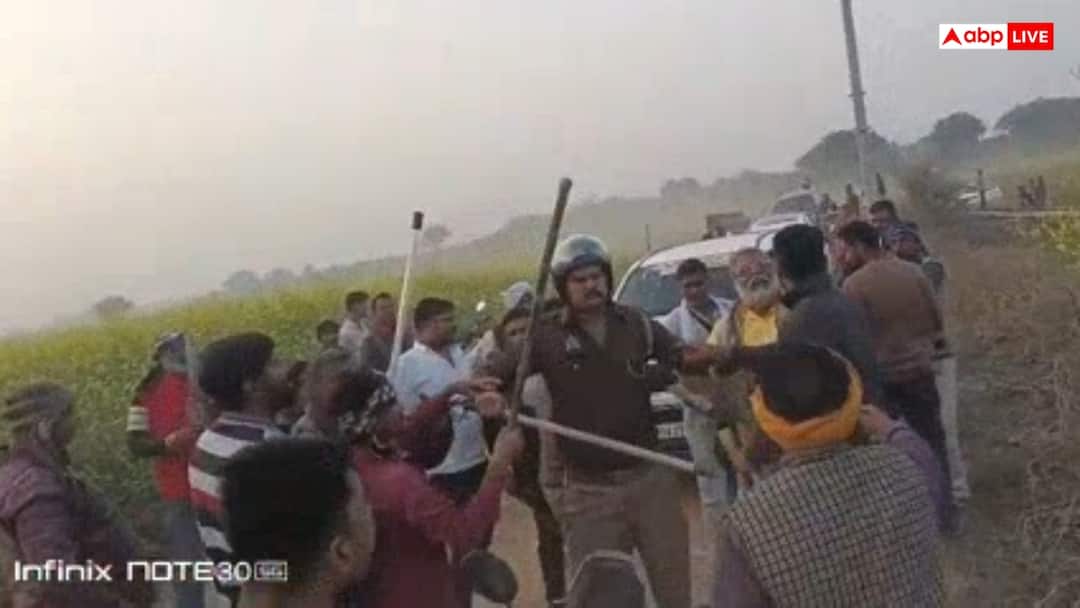 फतेहपुर में प्रधान की जांच करने आए अधिकारियों के सामने लहराए गए हथियार, शिकायतकर्ता के समर्थकों से मारपीट Fatehpur News Fighting between two parties Allegations of corruption ann फतेहपुर में प्रधान की जांच करने आए अधिकारियों के सामने लहराए गए हथियार, शिकायतकर्ता के समर्थकों से मारपीट