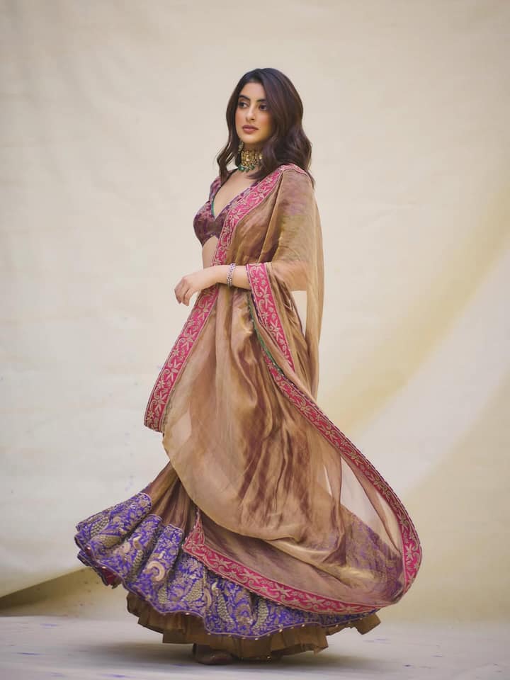 नव्या नंदा ने इंस्टाग्राम पर अपनी तस्वीरें शेयर की, जिसमें वो बेहद ही खूबसूरत दिख रही है. उनके लुक को बात करें तो उन्होंने सिंपल लहंगा पहना है और दुपट्टा लिया है.