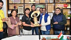 सैयद मुश्ताक अली ट्रॉफी: झारखंड की टीम से मिले CM हेमंत सोरेन, पहली बार खिताब जीतने पर दी बधाई