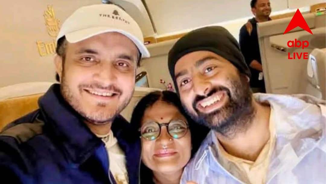 Sourav Ganguly meet with Arijit Singh in a flight on the way to South Africa Entertainment Sports News Sourav Ganguly: বিমানেই হঠাৎ সাক্ষাৎ দুই তারকার, আকাশপথেই আড্ডা জমল সৌরভ-অরিজিতের!
