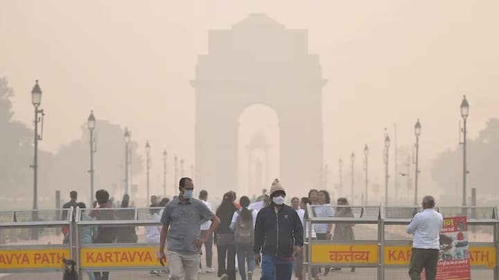 इस खराब हवा में आपका घर कितना सेफ है. इसका पता लगाने का सबसे आसान तरीका है अपनी रोजमर्रा की फीलिंग पर ध्यान देना. अगर घर में आंखों में जलन, गले में खराश, सिरदर्द या बार बार छींक आ रही है. तो यह खराब हवा का संकेत हो सकता है.