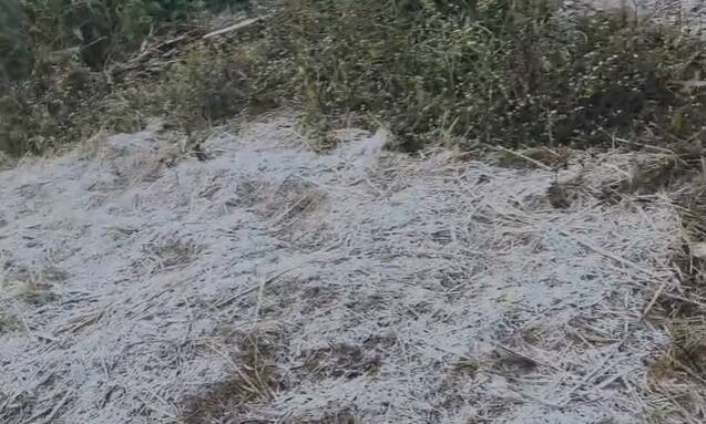 सातपुड्यासारख्या भागात सहसा बर्फवृष्टी होत नसली, तरी या दृश्याने नागरिकांनाही आश्चर्याचा धक्का दिला आहे.