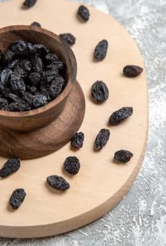 ਰੋਜ਼ਾਨਾ ਕਾਲੀ ਕਿਸਮਿਸ਼ ਖਾਣ ਦੇ ਹੈਰਾਨ ਕਰਨ ਵਾਲੇ ਫਾਇਦੇ, ਖੂਨ ਦੀ ਕਮੀ ਦੂਰ ਕਰਨ ਤੋਂ ਲੈ ਕੇ ਪਾਚਨ ਕਿਰਿਆ ਸੁਧਾਰਦੀ