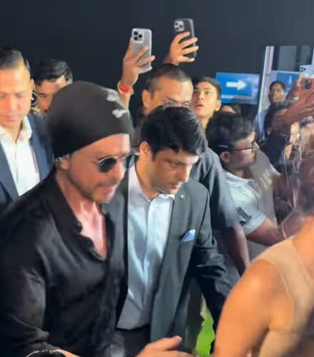 शाहरुख के साथ पत्नी गौरी खान और बेटी सुहाना भी पहुंची थीं. उनकी वीडियोज खूब वायरल हो रही हैं.