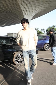 सैयारा के कृष कपूर का एयरपोर्ट पर दिखा जबरदस्त लुक, पैपराजी के लिए दिए जमकर पोज