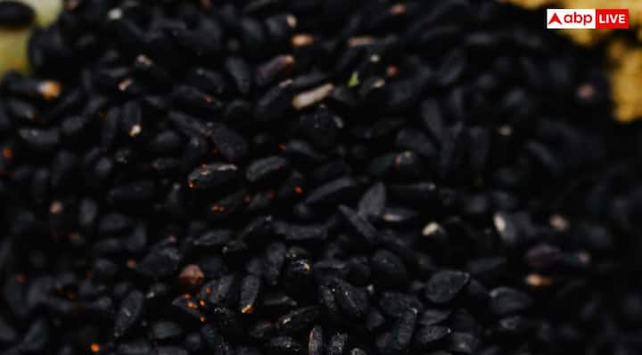 कोई ऐसी चीज जो शरीर में एक सुपर फूड की तरह काम करेगा और लोगों को इन समस्याओं या बीमारियों से छुटकारा दिलाने में मदद करेगा. जिसमें सबसे अहम नाम निकलकर सामने आ रहा है जो है काला जीरा (Black Cumin). वैज्ञानिक यह जानने की कोशिश कर रहे हैं कि यह शरीर में चर्बी, कोलेस्ट्रॉल और मेटाबोलिज्म प्रक्रिया को कैसे प्रभावित करता है.