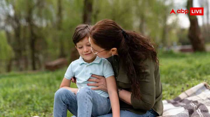 अगर बच्चा परिवार या दोस्तों के साथ खेलना-कूदना छोड़ दे और  ज्यादातर अकेले रहना चाहे, तो यह उदासी, डर या कॉन्फिडेंस की कमी का संकेत हो सकता है. यह माता-पिता से दूरी नहीं, बल्कि मदद की खामोश पुकार हो सकती है.