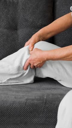 सतत पायांना मुंग्या येतात? असं का होतं माहितीय?