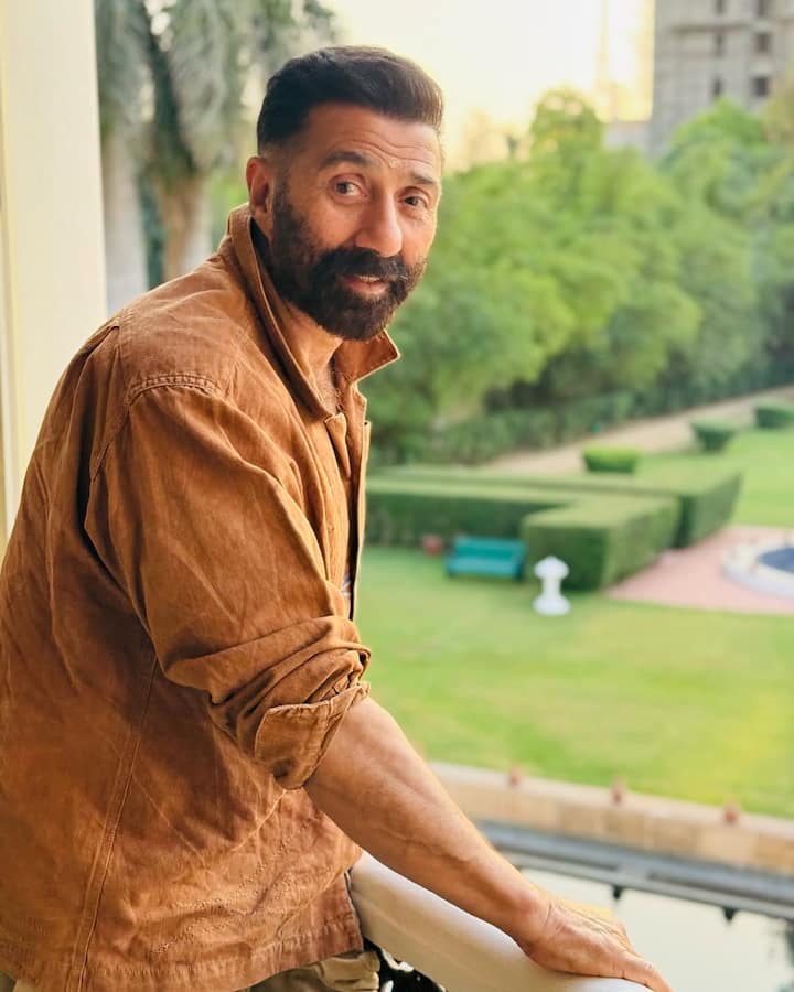 नेटफ्लिक्स की 2026 की सबसे चर्चित फिल्मों में शामिल है 'इक्का'. इस फिल्म के जरिए सनी देओल ओटीटी पर अपना डेब्यू करने जा रहे हैं. उनके साथ अक्षय खन्ना भी अहम रोल में नजर आएंगे. फिल्म एक्शन और ड्रामा से भरपूर बताई जा रही है और इसे लेकर फैंस में काफी एक्साइटमेंट है.