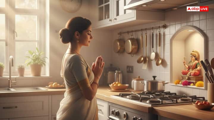 रसोई में मां अन्नपूर्णा का वास माना गया है. इसलिए इसकी साफ-सफाई बेहद जरूरी है. गंदी रसोई में बना भोजन शुभ फल नहीं देता. भोजन बनाने से पहले स्नान कर स्वच्छ वस्त्र पहनें और मन में किसी देवी-देवता का स्मरण करें. इससे भोजन की पवित्रता बनी रहती है.