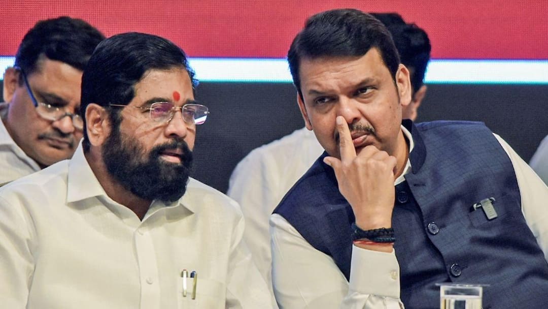 If bjp betrays in mumbai shiv sena is exploring the option of contesting independently eknath Shinde is under pressure from workers BMC Election: मुंबईत भाजपकडून दगाफटका झाल्यास स्वतंत्र लढण्याची चाचपणी, एकनाथ शिंदेंवर शिवसैनिकांचा दबाव