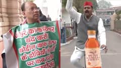 यूपी विधानसभा में कफ सिरप को लेकर सपा का प्रदर्शन, पोस्टर पहनकर पहुंचे अखिलेश यादव के विधायक