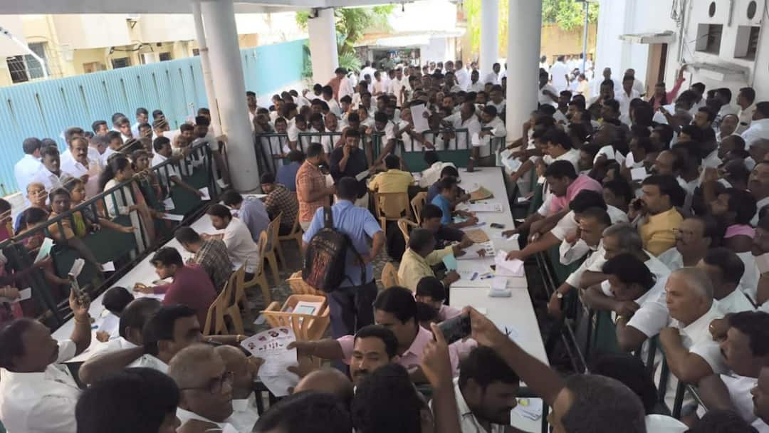 Crowd gathers at AIADMK headquarters to collect petitions to contest 2026 elections 2026 சட்டமன்ற தேர்தல் ; அதிமுக அலுவலகத்தில் விருப்ப மனு வாங்குவதற்கு குவிந்த கூட்டம் 
