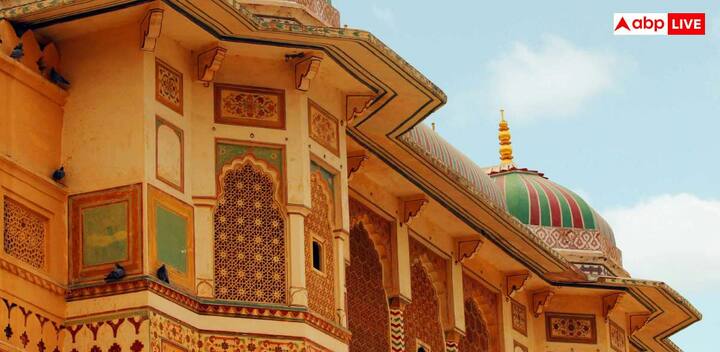 उदयपुर कपल्स के लिए शादी के सबसे सुंदर स्थानों में से एक है. शाही महल, खूबसूरत झीलों का नजारा और शादी के लिए तैयार होटल व्यवस्था उदयपुर को वेडिंग के लिए बेहतरीन बनाती है. यहां बड़ी और भव्य शादियां आसानी से हो जाती हैं, खासतौर पर जब शादी कई दिनों तक चलती है और अलग-अलग कार्यक्रम होते हैं.