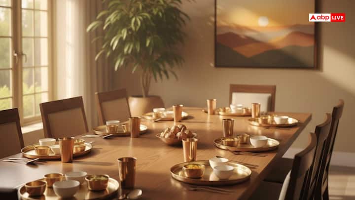 वास्तु शास्त्र में केवल घर की बनावट ही नहीं, बल्कि भोजन करने और बनाने की सही विधि को भी बेहद महत्वपूर्ण माना गया है. मान्यता है कि अगर भोजन से जुड़े वास्तु नियमों की अनदेखी की जाए, तो जीवन में आर्थिक, मानसिक और स्वास्थ्य संबंधी परेशानियां बढ़ सकती हैं. कहा जाता है कि भोजन का असर तभी होता है, जब उसे सही स्थान, सही दिशा और सही मनोभाव के साथ ग्रहण किया जाए.