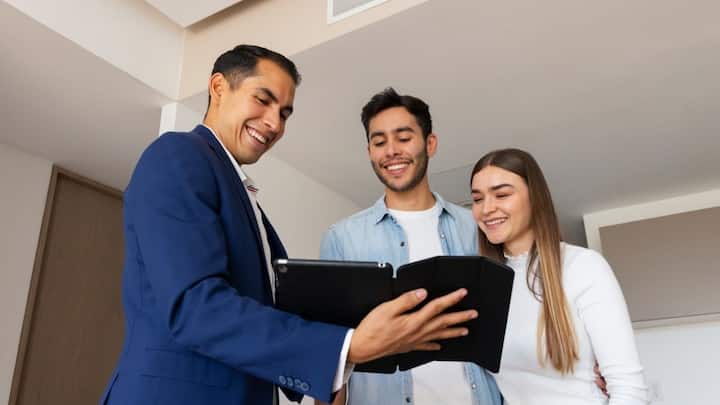 ऐसे में मकान मालिक के पास कानूनी अधिकार होते हैं. सबसे पहला और सुरक्षित कानूनी कदम है वकील के जरिए लीगल नोटिस भेजना. नोटिस में साफ लिखा जाए कि एग्रीमेंट की अवधि खत्म हो चुकी है और 15 से 30 दिन के भीतर मकान खाली किया जाए.