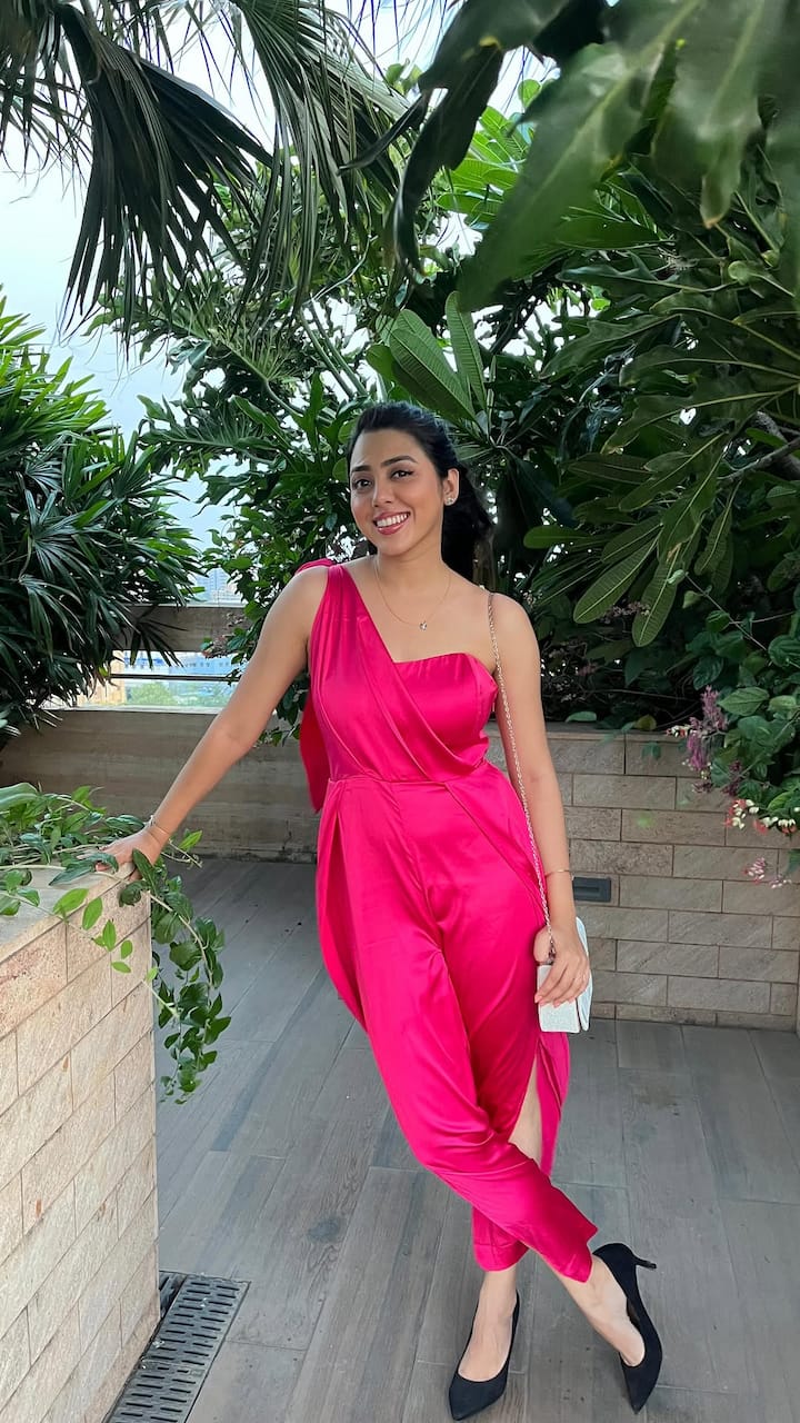 एक्ट्रेस का ये लुक काफी क्लासी है. उन्होंने स्टाइलिश जंपसूट पहना है जिसमें वो काफी खूबसूरत दिख रही हैं. एक्ट्रेस के इस लुक को कॉपी करके आप पार्टी में सबसे अलग दिख सकती हैं.