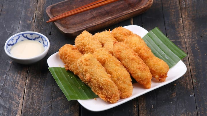 আগেকার দিনে রান্নাঘর থেকে উঠোন পর্যন্ত যখন খাবারের সুবাস ছড়াতো, তখন সবার চোখ সেই বড়, চকচকে আর মখমলের মতো সবুজ পাতাগুলোর দিকে থাকত। তবে কেন অন্য কিছু নয়, কলার পাতাতেই খাওয়া হত?