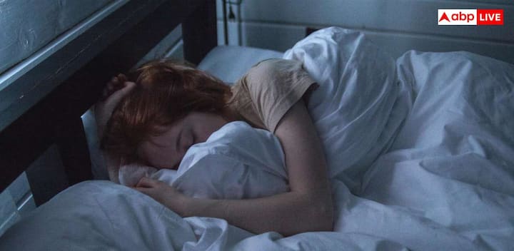 व्हाइट नॉइज हमारे आसपास की लगातार चलने वाली आवाज होती है, जो बाहर के परेशान करने वाले और हमारे दिमाग को तकलीफ देने वाले शोर को ढक देती है. व्हाइट नॉइज हमारे मानसिक स्वास्थ्य के लिए भी बहुत जरूरी है. शोध के अनुसार, बहुत कम स्तर की आवाजें हमारे ध्यान और एकाग्रता को बढ़ाने में मदद करती हैं.