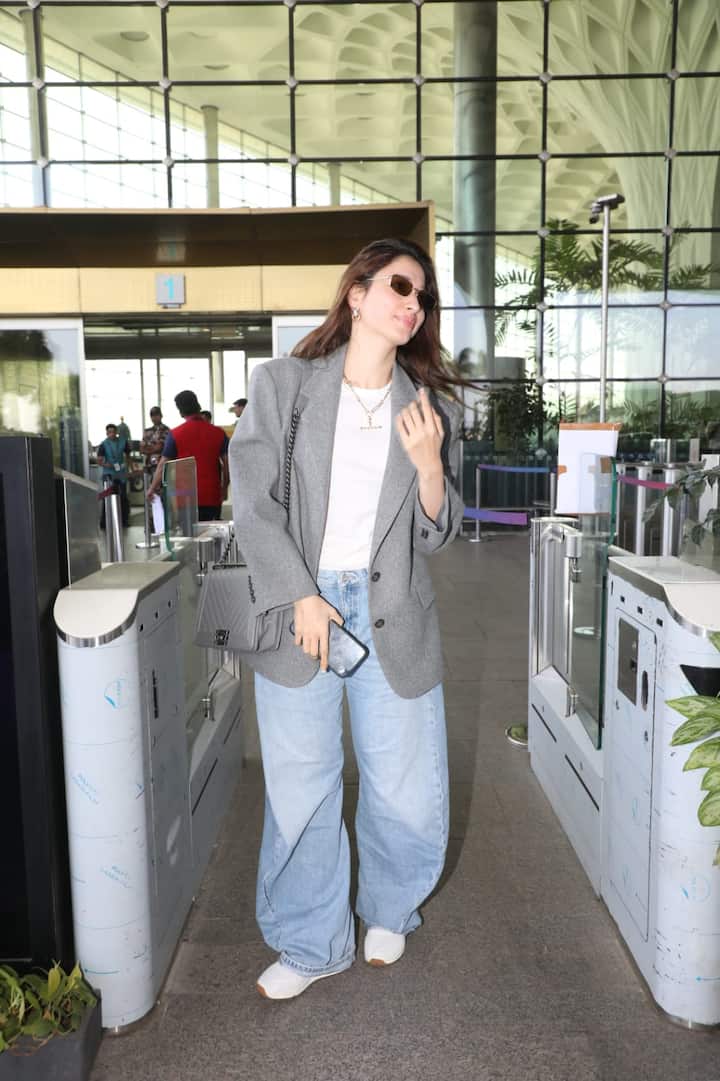 सबसे पहले बात करें तमन्ना भाटिया की जो हमेशा अपने एलिगेंट फैशन सेंस के लिए जानी जाती हैं.