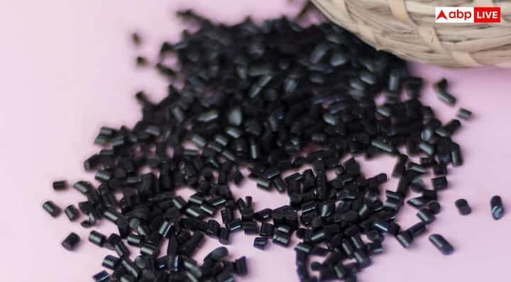 वैज्ञानिक शोधों में काला जीरा (Black Cumin) के सेवन से चर्बी और कोलेस्ट्रॉल को नियंत्रण और कम करने में मदद की बात सामने आई है. Food Science and Nutrition नाम की पत्रिका में प्रकाशित शोध में जानवरों और इंसानों पर किए गए प्रयोग से यह पता चला कि काला जीरा (Black Cumin) के सेवन से शरीर में नई चर्बी बनने की प्रक्रिया में कमी आई.