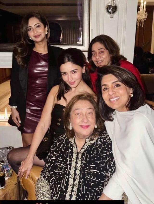 यहां एक्ट्रेस ने सास नीतू कपूर और रणबीर कपूर की बुआ रीमा जैन संग भी खूब पोज दिए हैं. वहीं आदर जैन की वाइफ आलेखा आडवाणी ने भी इस पार्टी में शिरकत की थी. मरून ड्रेस और ब्लैक ब्लेजर में हसीना का क्लासी अंदाज देखा गया.