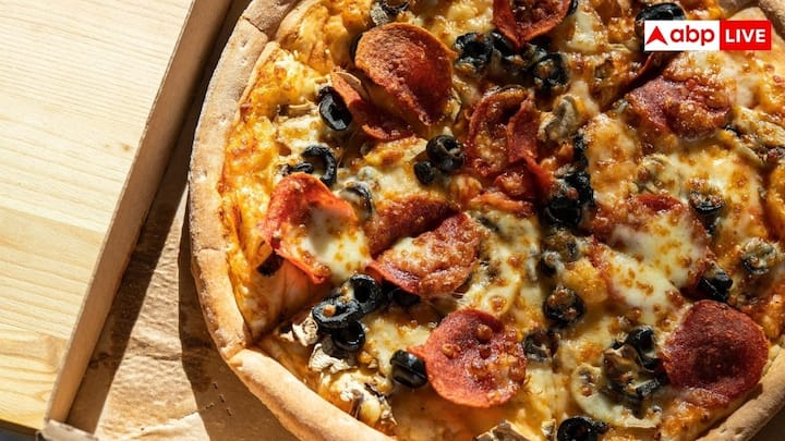 1889 में शेफ रैफेल एस्पोसिटो ने रानी मार्गेरिटा के लिए टमाटर, मोजेरिला और तुलसी का इस्तेमाल करके पिज्जा बनाया था. यह इटैलियन झंडे का प्रतीक था.