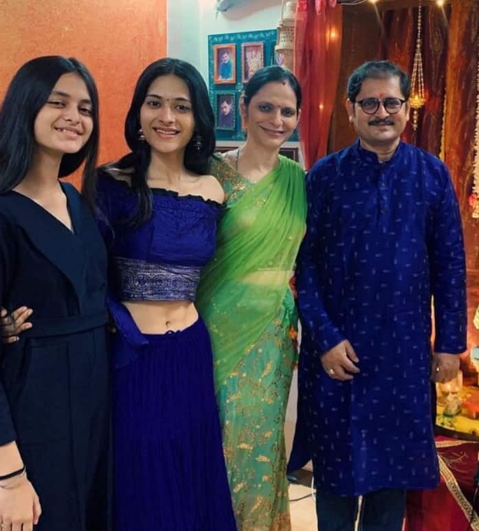 रोहिताश की बेटियों के नाम गीति और संजिती गौड़ है. अक्सर एक्टर अपनी बेटियों के साथ रील्स वीडियो बनाते है.