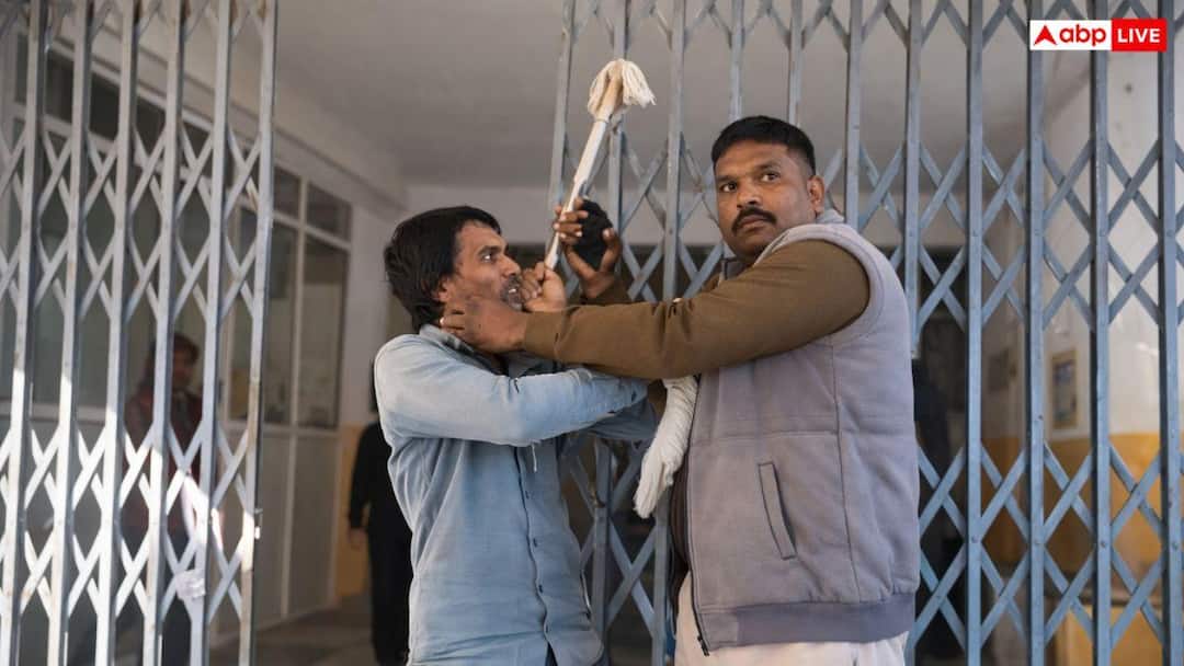 dalit kisan attempt to suicide in front of district magistrate after fraud on old age pension MP News: पेंशन के नाम पर ठगी के बाद दलित किसान ने किया कुछ ऐसा, सुन कर रह जाएंगे दंग