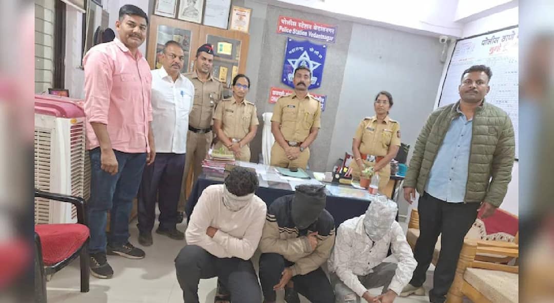 Chhatrapati Sambhajinagar Crime girls went to hotel for meet friend mistakenly entered room number 205 instead of 105 three boys have atrocities a young woman Chhatrapati Sambhajinagar Crime : हॉटेलमध्ये मित्राला भेटायला गेली, चुकून रुम नंबर 105 ऐवजी 205 मध्ये शिरली, दारु प्यायलेल्या नराधमांनी शरीराचे लचके तोडले, छत्रपती संभाजीनगर हादरलं!