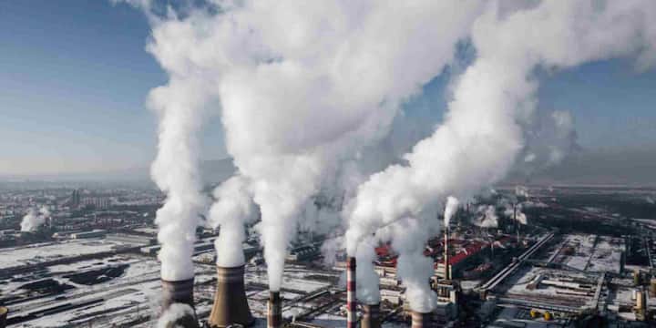 इंडियन एक्प्रेस की एक रिपोर्ट के अनुसार, चीन में प्रदूषण की जड़ें उसके तेज औद्योगिक विकास से जुड़ी थीं. 1978 में आर्थिक उदारीकरण के बाद फैक्ट्रियों, बिजली संयंत्रों और वाहनों की संख्या तेजी से बढ़ी जिससे कार्बन उत्सर्जन और PM2.5 जैसे खतरनाक कण हवा में भर गए. कोयले पर भारी निर्भरता, खेतों में पराली जलाना और रासायनिक उर्वरकों का इस्तेमाल हालात को और बिगाड़ रहा था. यह स्थिति भारत से काफी मिलती-जुलती थी.