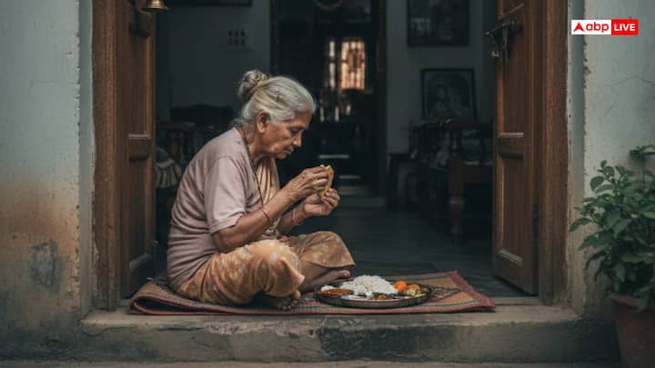 कई लोग घर की चौखट पर ही बैठ कर भोजन कर लेते हैं. लेकिन वास्तु के अनुसार, घर की चौखट पर बैठकर भोजन करना अशुभ माना गया है. धार्मिक मान्यताओं में चौखट को देव स्थान के रूप में देखा जाता है. इस स्थान पर बैठकर भोजन करने से घर में नकारात्मक शक्तियों का प्रभाव बढ़ सकता है और पारिवारिक कलह की स्थिति बन सकती है.