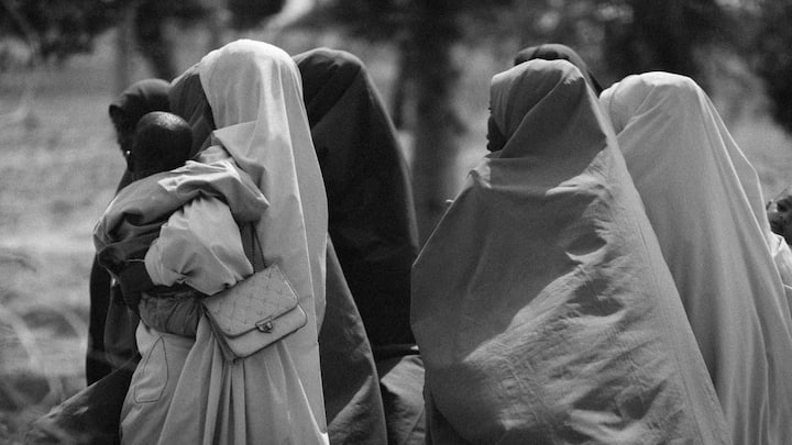 इस्लाम में पुरुषों और महिलाओं, दोनों के लिए शालीनता (हया) के नियम तय किए गए हैं. महिलाओं के संदर्भ में, कुरान के सूरा अन-नूर और सूरा अल-अहजाब में इस बात का संकेत मिलता है कि महिलाओं को अपनी सुंदरता का प्रदर्शन उन लोगों के सामने नहीं करना चाहिए जो उनके परिवार (महरम) का हिस्सा नहीं हैं.