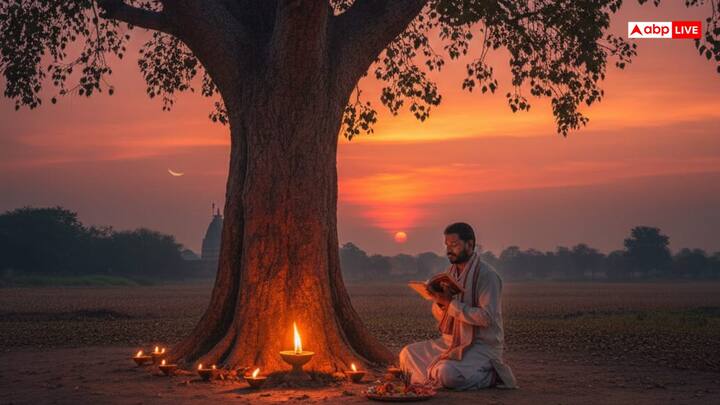 खासतौर पर इस दिन शनि चालीसा पाठ करें और शनि देव के मूल मंत्र 'ॐ शं शनैश्चराय नमः' का जाप करें. आरती के साथ पूजा का समापन करें. मान्यता है कि 7 शनिवार ऐसा करने से शनिदेव प्रसन्न होते हैं, साथ ही उनकी टेढ़ी दृष्टि भी कभी नहीं पड़ती है.