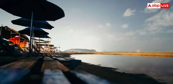 गोवा एक रोमांस से भरी जगह है. अगर आप अपने वेडिंग फंक्शंस यहां रखते हैं तो आपकी शादी में चार चांद लग जाते हैं. यहां का हल्का फुल्का माहौल, समुद्र किनारे वेन्यू और भरोसेमंद रिसॉर्ट इसे खास बनाते हैं. जो कपल चाहते हैं कि मेहमान आते ही खुश और रिलैक्स महसूस करें और शादी को छुट्टियों जैसा मजा लें, उनके लिए गोवा एकदम सही जगह है.